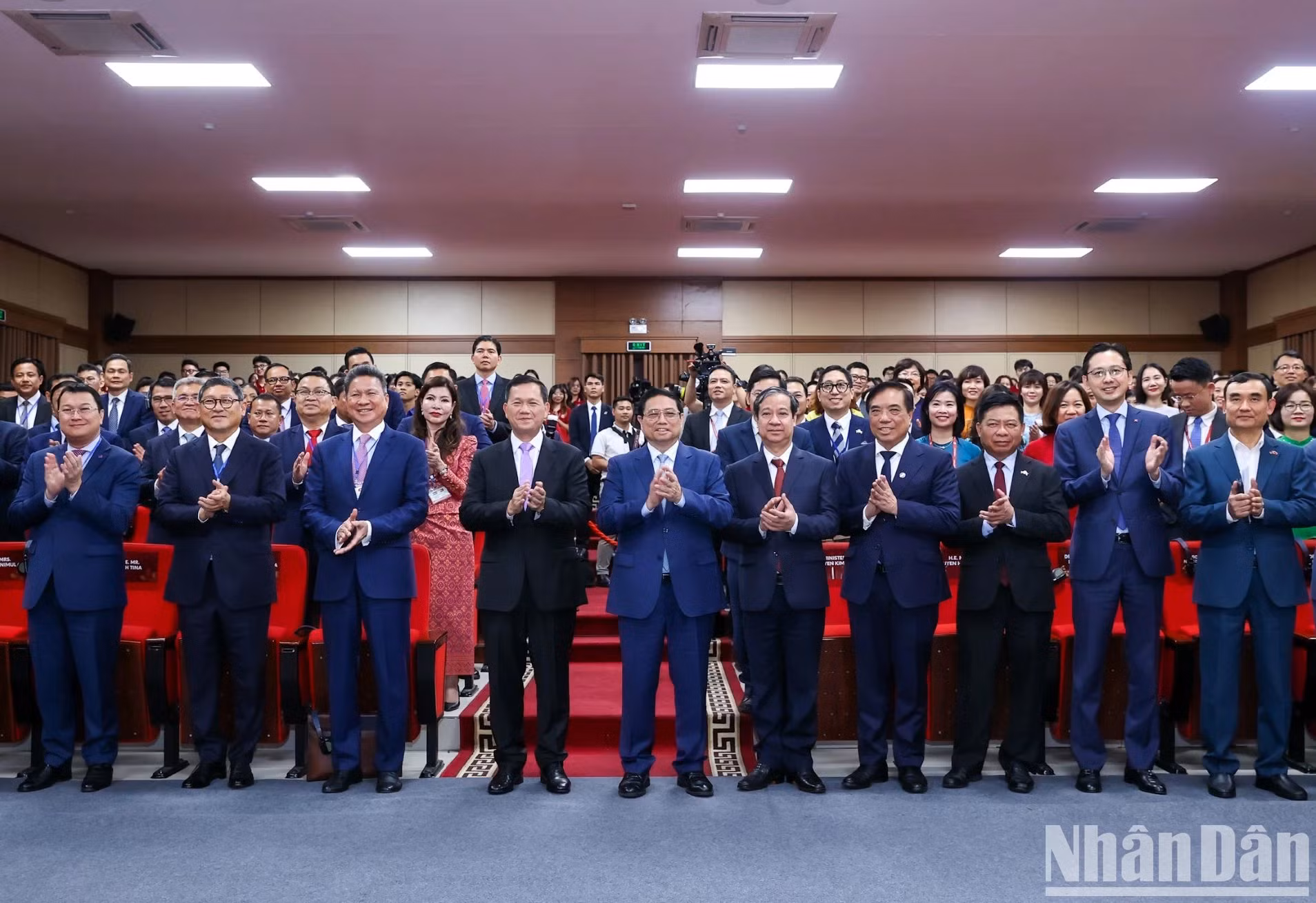 范明正总理和洪玛奈首相与各位代表合影。