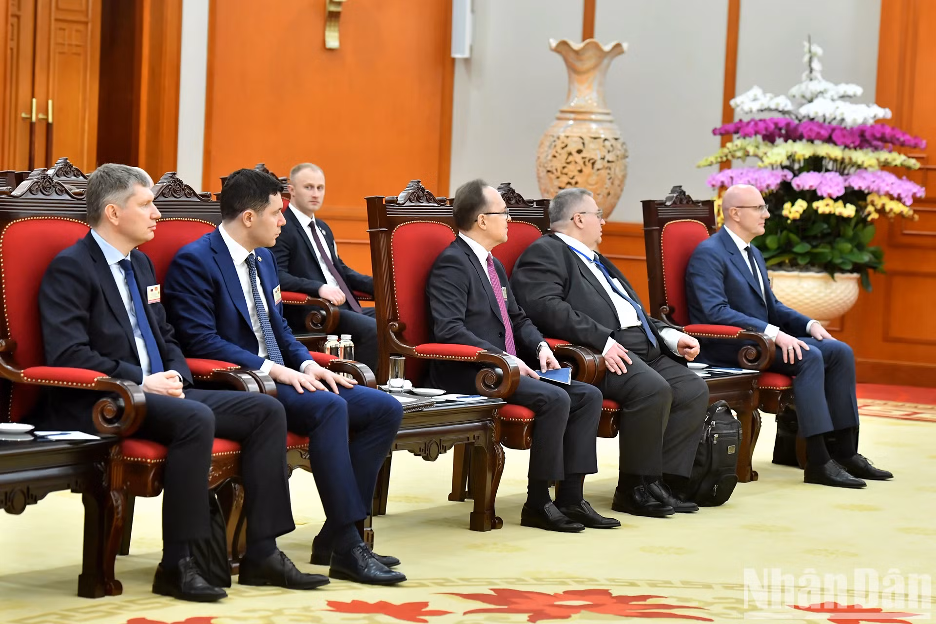 出席会见的俄方代表团成员。