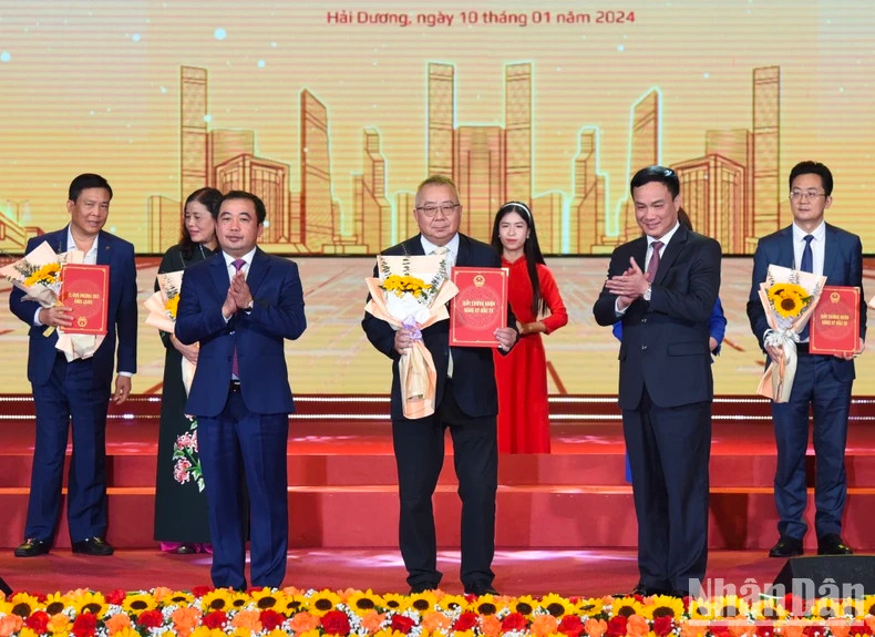 海阳省委书记陈德胜和省人民委员会主席赵世雄向投资商颁发投资证书等。