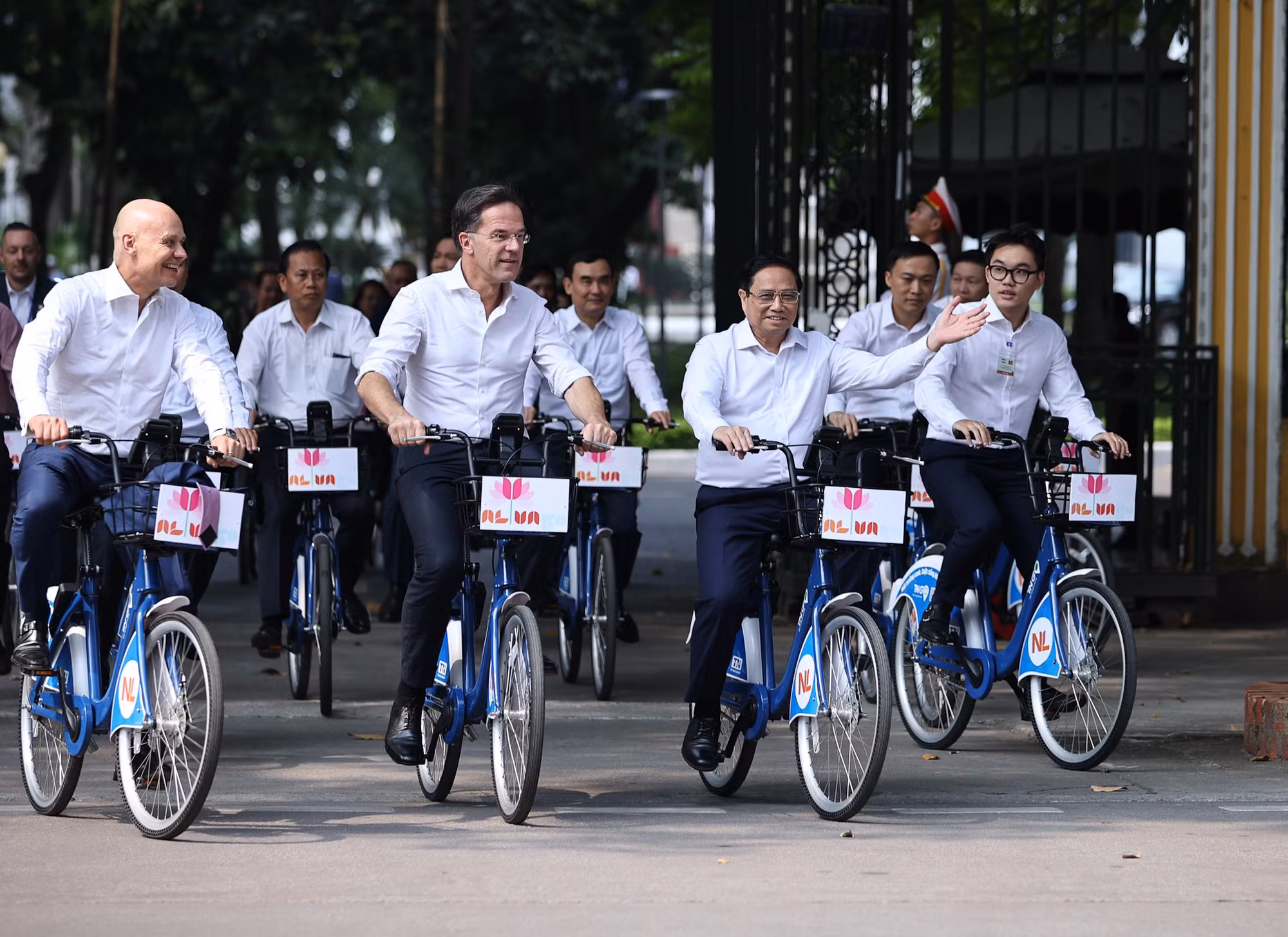 越南政府总理范明正与荷兰首相马克·吕特骑自行车漫游河内。