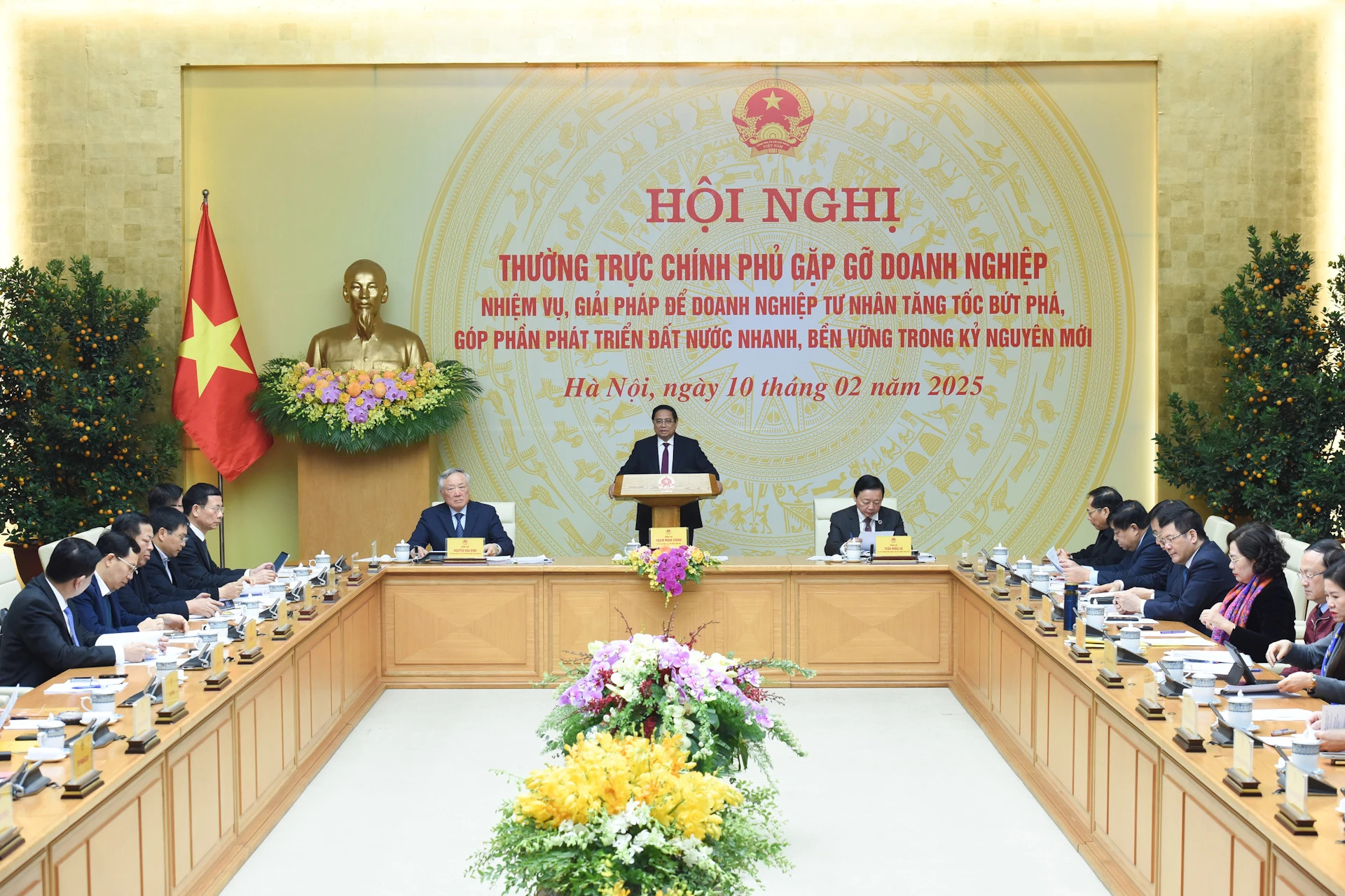 政府总理范明正主持政府常委会与国家一流企业的会议。 政府总理范明正主持政府常委会与国家一流企业的会议。