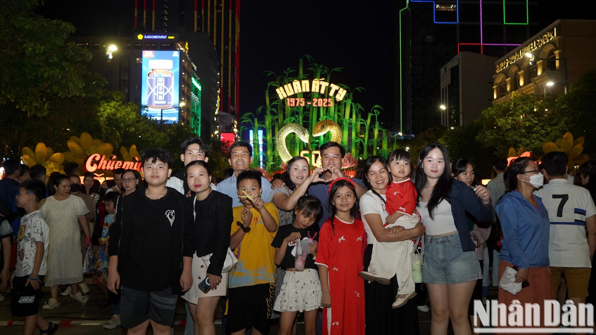 民众兴高采烈地参观阮惠花街。