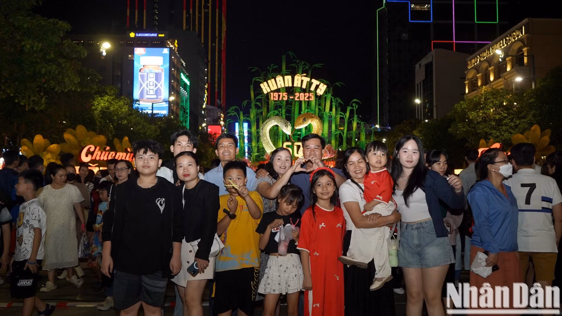 民众兴高采烈地参观阮惠花街。