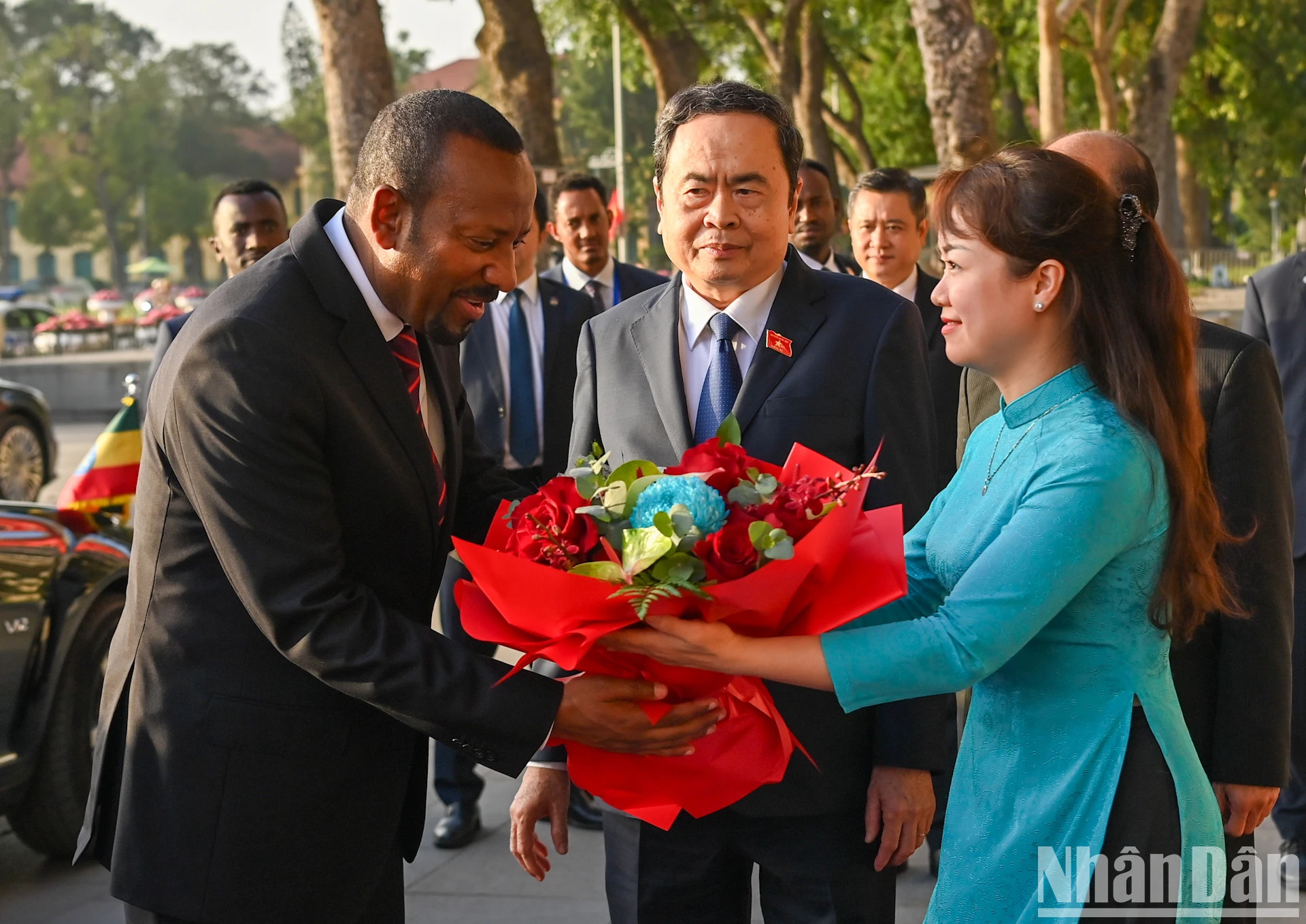 越南国会办公厅代表向埃塞俄比亚总理阿比·艾哈迈德·阿里送鲜花表示欢迎。