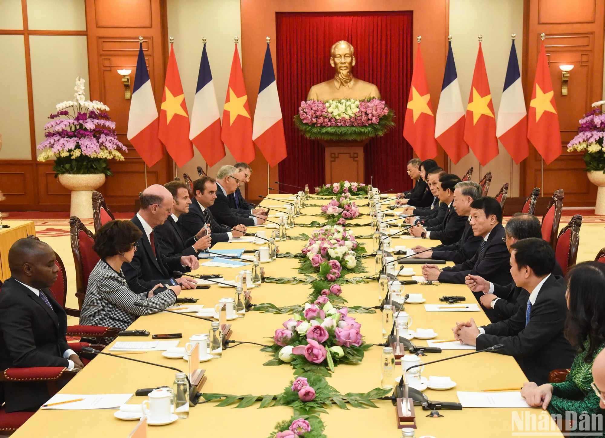 越共中央总书记苏林在党中央总部会见法国总统埃马纽埃尔·马克龙。 越共中央总书记苏林在党中央总部会见法国总统埃马纽埃尔·马克龙。