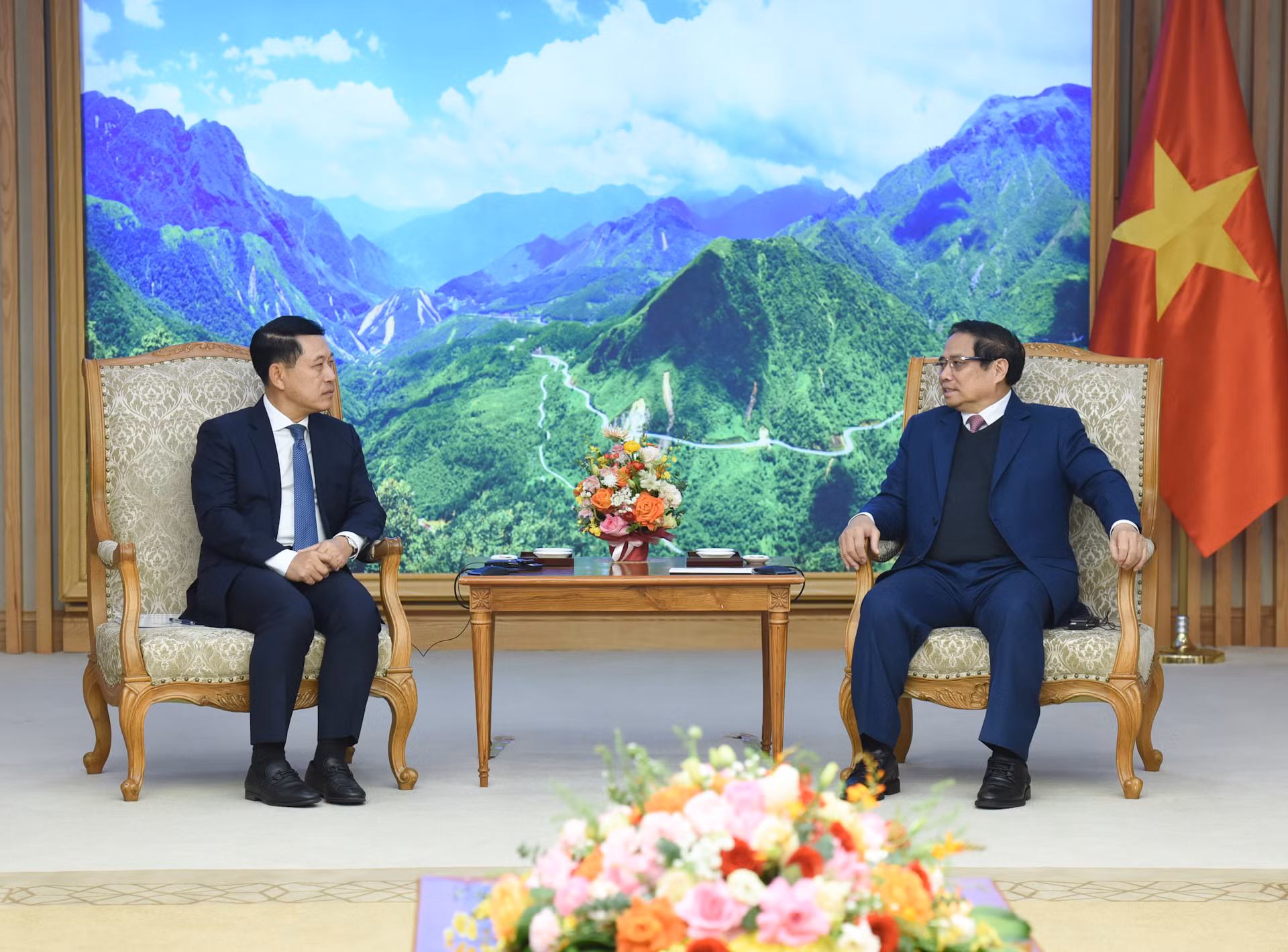 越南政府总理范明正会见老挝副总理沙伦塞·贡马西。