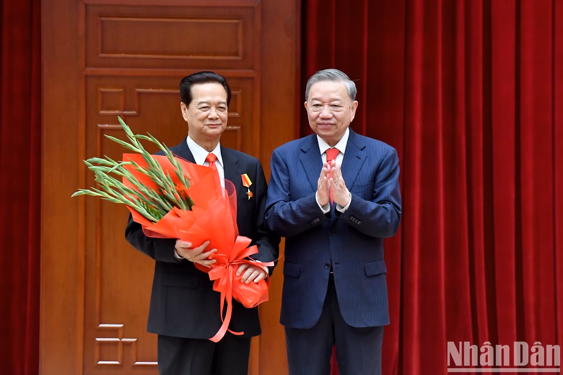 苏林总书记向前政府总理阮晋勇表示祝贺。 苏林总书记向前政府总理阮晋勇表示祝贺。
