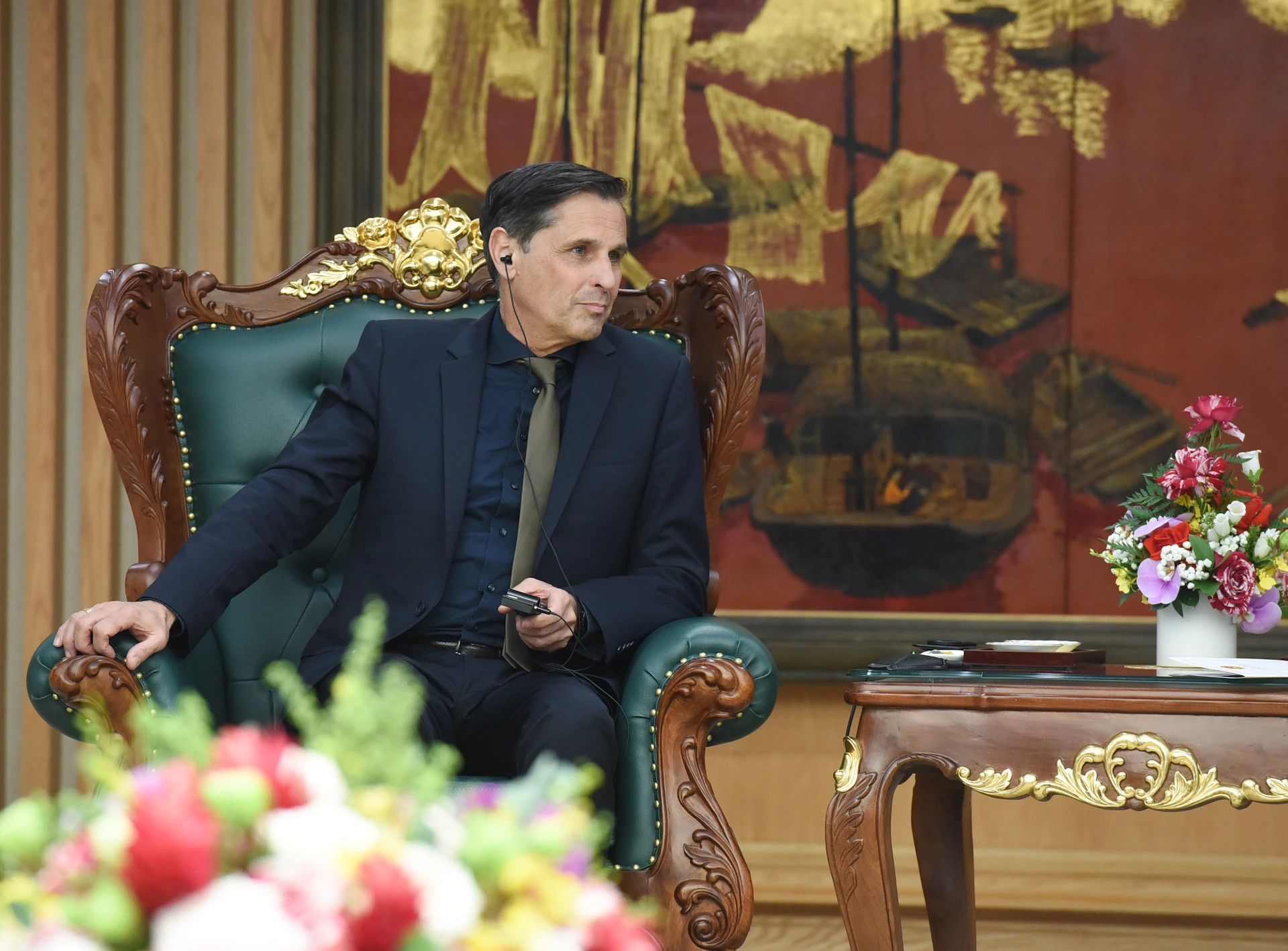 斯柯达集团首席执行官克劳斯·泽尔默在会见时发表讲话。