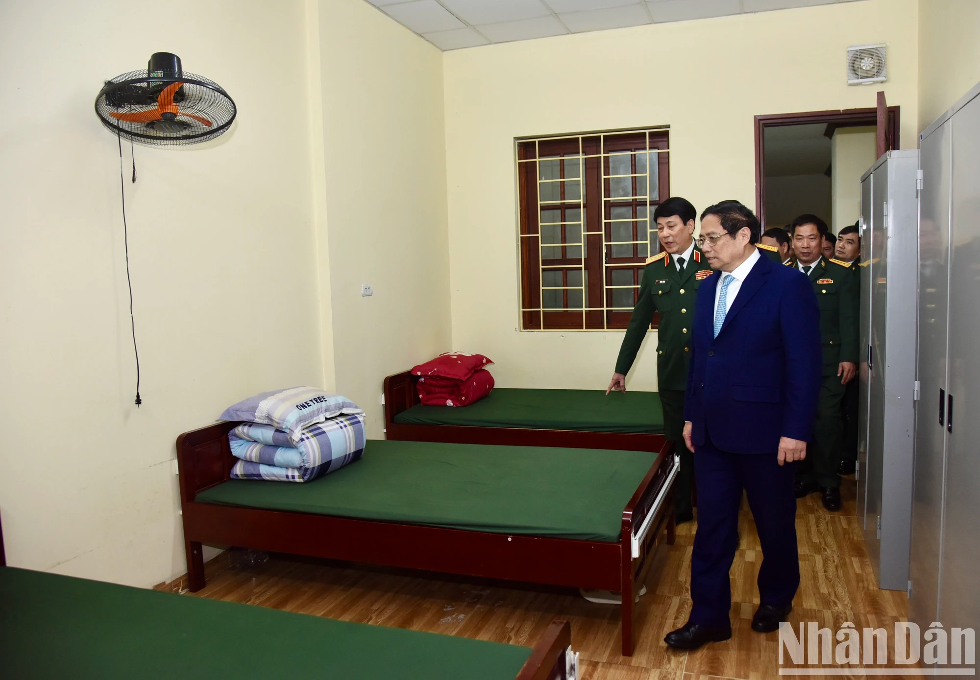 政府总理范明正参观了解军队艺术文化大学学员的宿舍。 政府总理范明正参观了解军队艺术文化大学学员的宿舍。