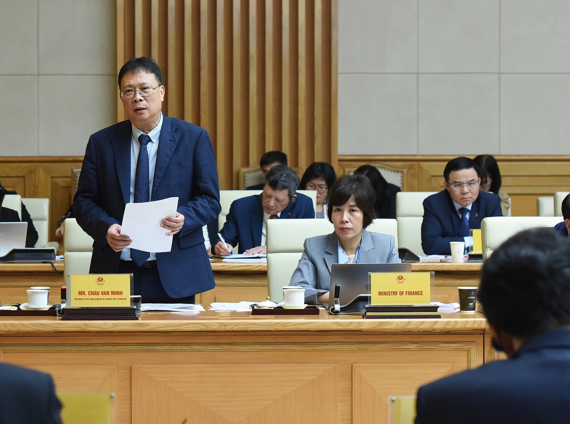 越南科技翰林院院长周文明在座谈会上发表讲话。