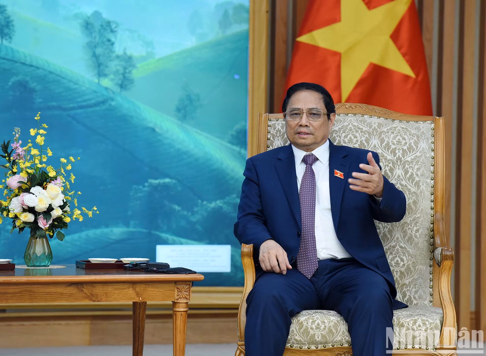 越南政府总理范明正在会见匈牙利司法部长图森·本斯时发表讲话。（陈海 摄）