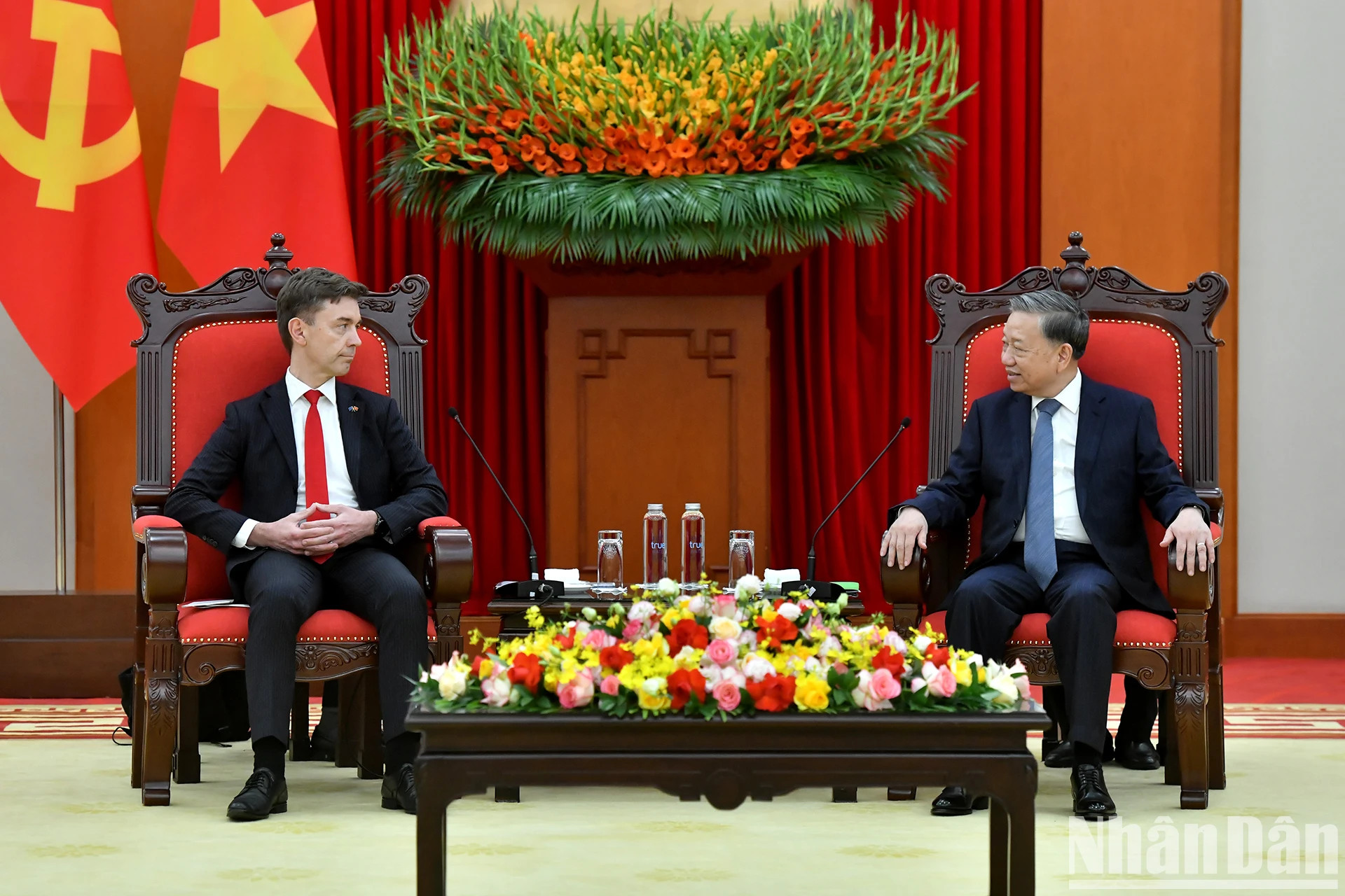 越共中央总书记苏林会见欧盟驻越南代表团团长朱利安·古尔利尔。