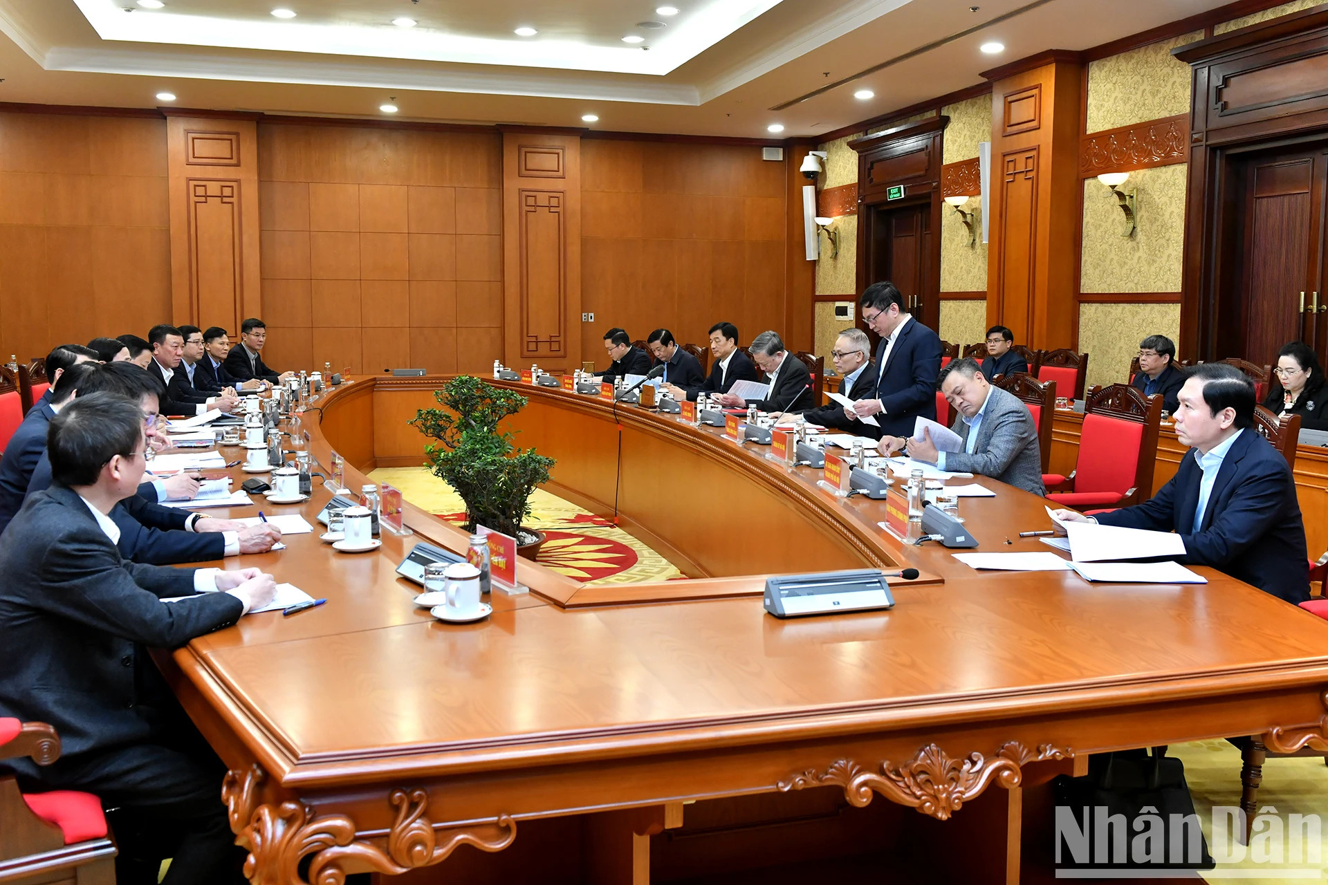 苏林总书记主持与政府监察总署党组、各机关单位及河内市的工作会议。