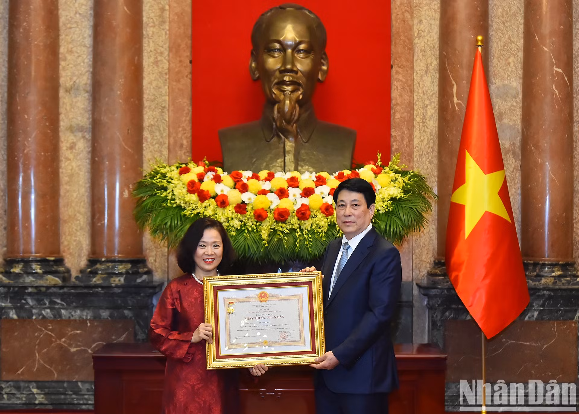 国家主席梁强授予“人民医师”称号。 国家主席梁强授予“人民医师”称号。