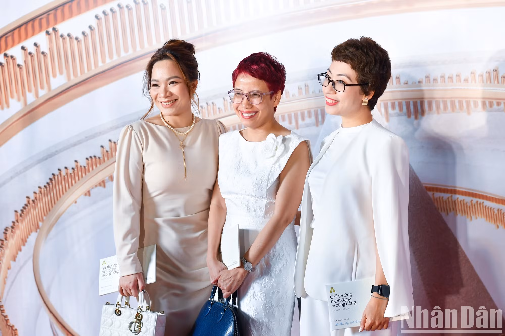 众多嘉宾出席越南《人民报》社社区行动奖颁奖仪式。