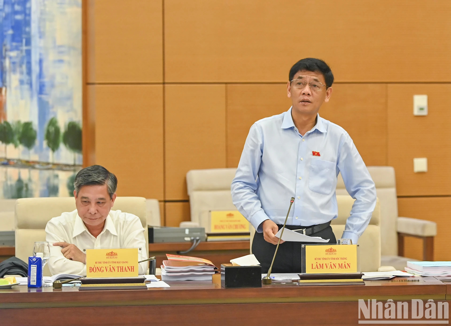 朔庄省委书记林文敏在会上作报告。