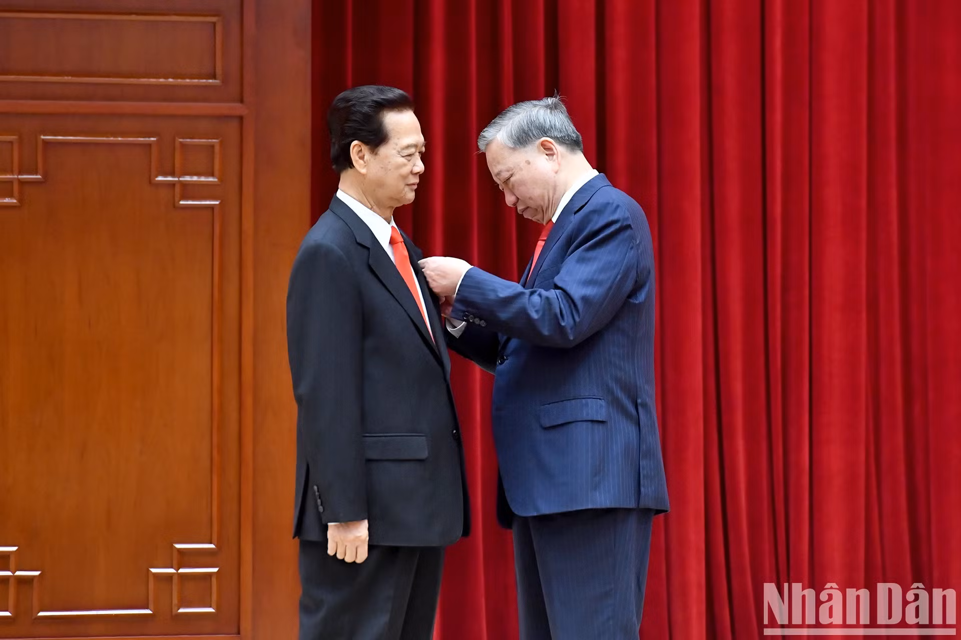 苏林总书记向前政府总理阮晋勇授予金星勋章。