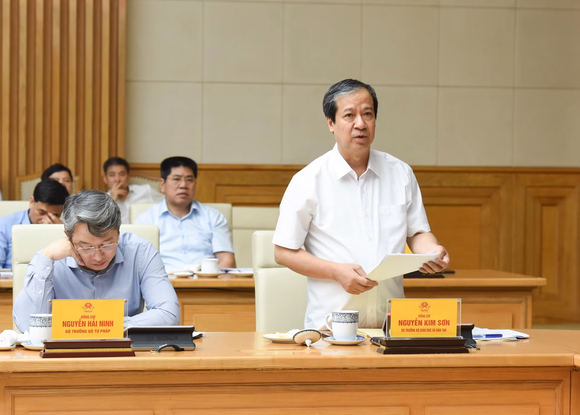 教育与培训部部长阮金山在会上发表讲话。