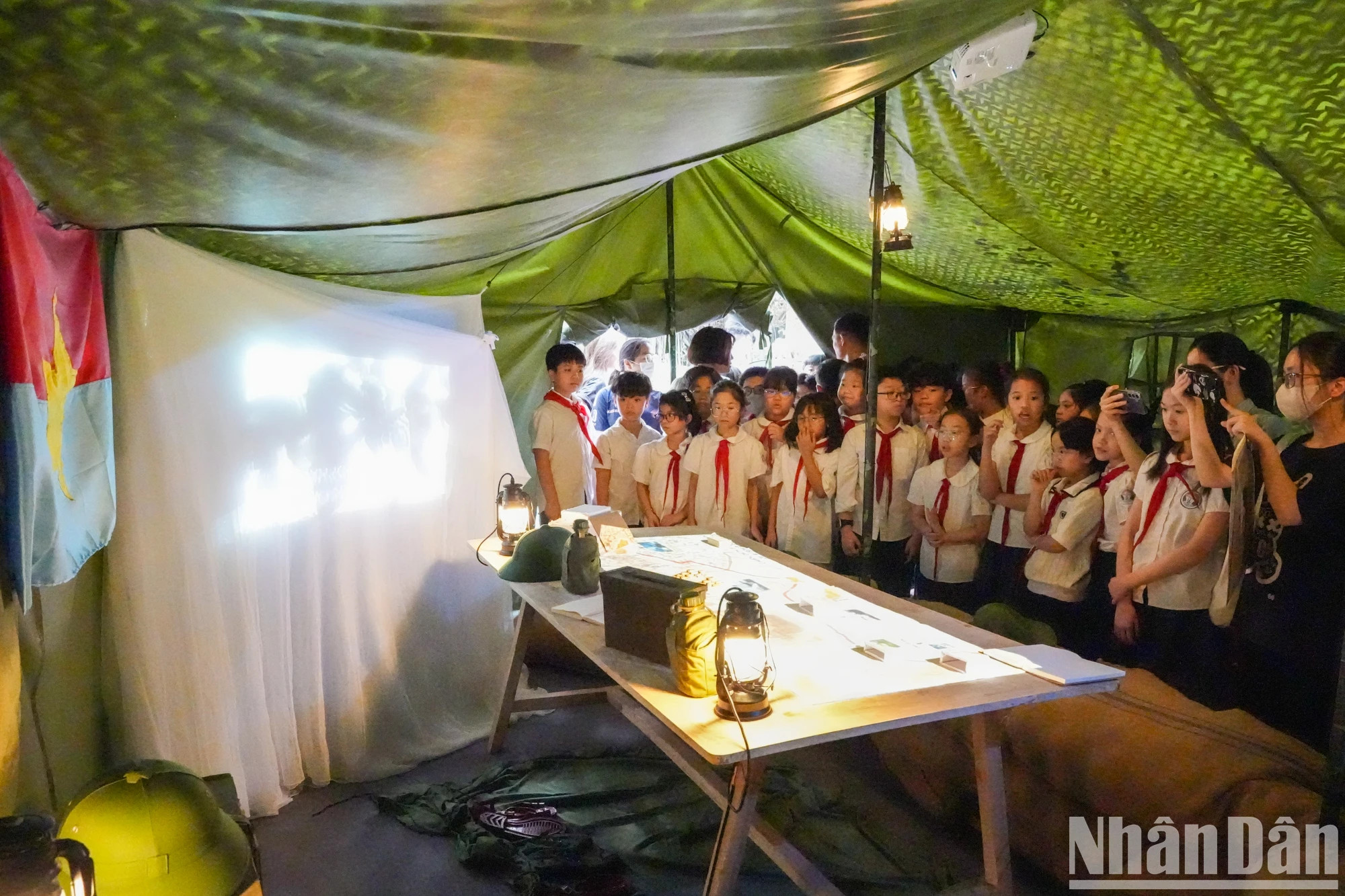 学生们观看我军重要战役的3D演示。