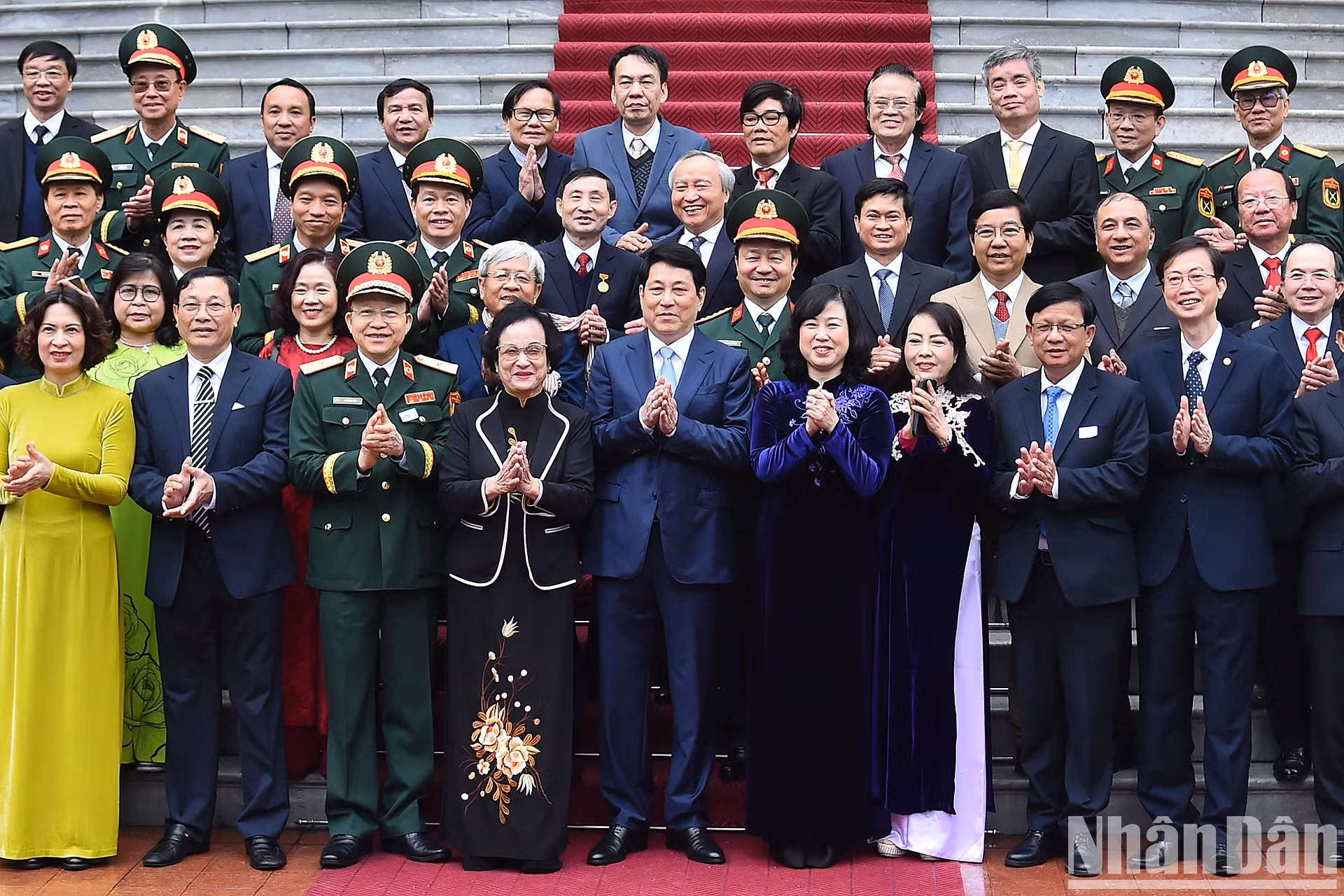 国家主席梁强和荣获“人民医师”称号的各位代表。 国家主席梁强和荣获“人民医师”称号的各位代表。