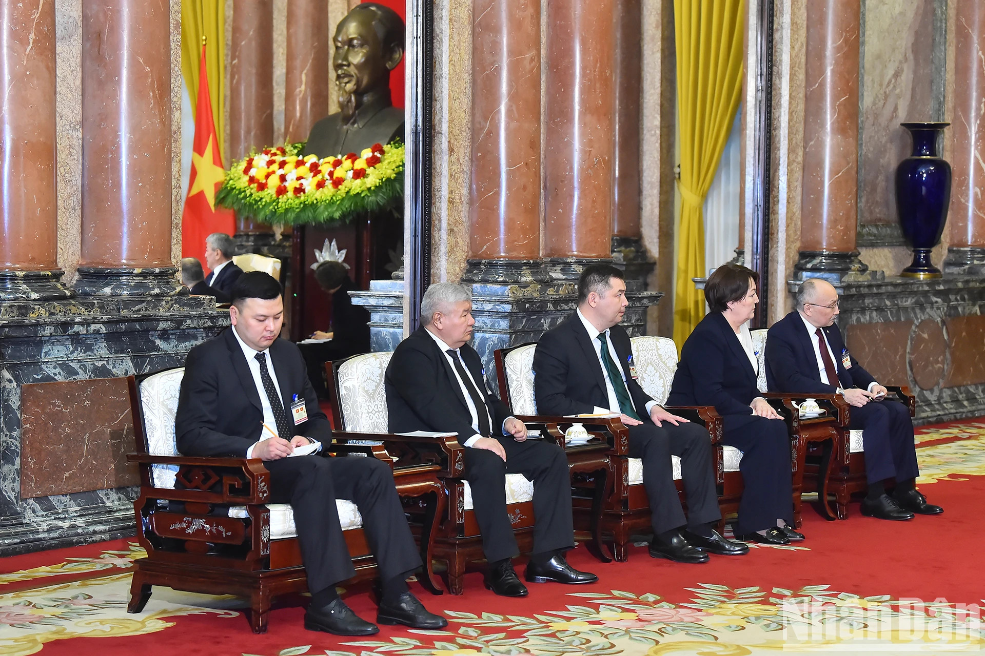 陪同卡西马利耶夫总理参加活动的吉尔吉斯斯坦方代表团成员。 陪同卡西马利耶夫总理参加活动的吉尔吉斯斯坦方代表团成员。