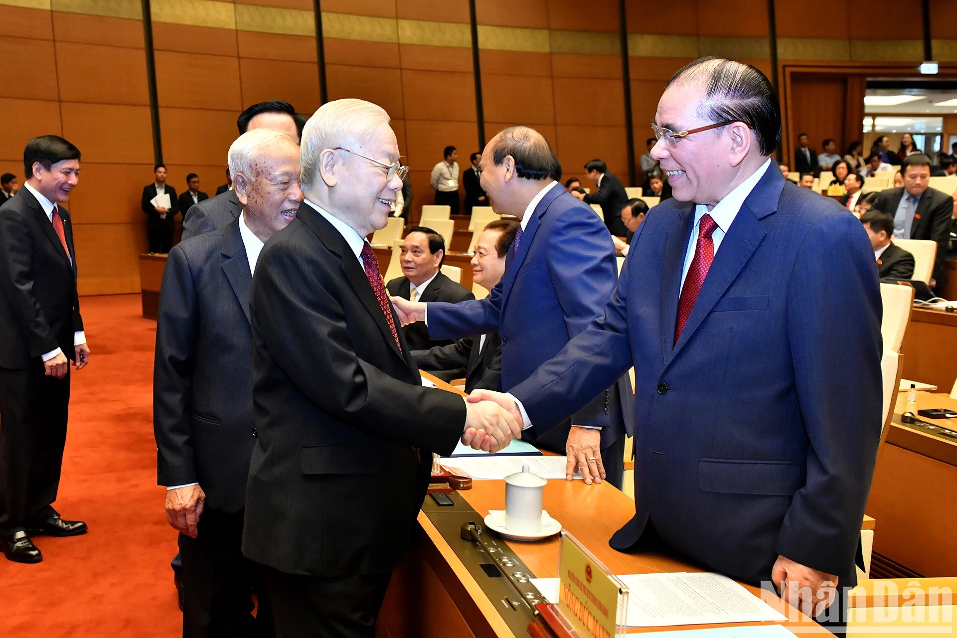 越共中央总书记阮富仲、党和国家领导、前领导出席越南第十五届国会第六次会议开幕式。