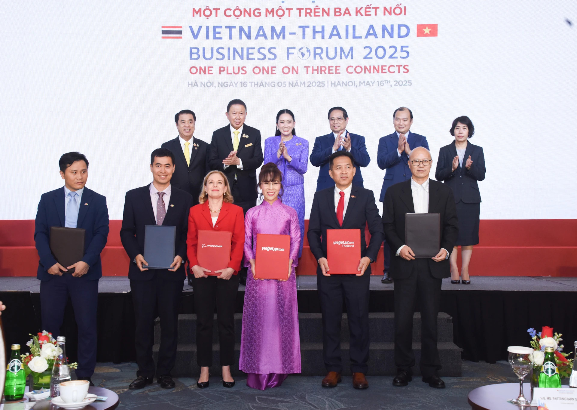 越南政府总理范明正和泰国总理佩通坦·西那瓦见证两国合作谅解备忘录签字仪式。