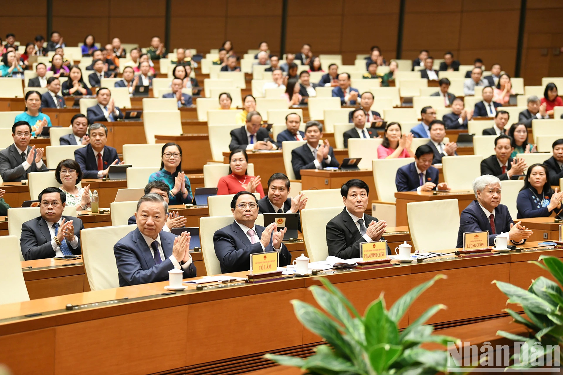 国家主席苏林,政府总理范明正,国会主席陈青敏,中央书记处常务书记梁强,越南祖国阵线中央委员会主席杜文战,党和国家领导、国会代表一同出席越南第十五届国会第七次会议闭幕式。 国家主席苏林,政府总理范明正,国会主席陈青敏,中央书记处常务书记梁强,越南祖国阵线中央委员会主席杜文战,党和国家领导、国会代表一同出席越南第十五届国会第七次会议闭幕式。