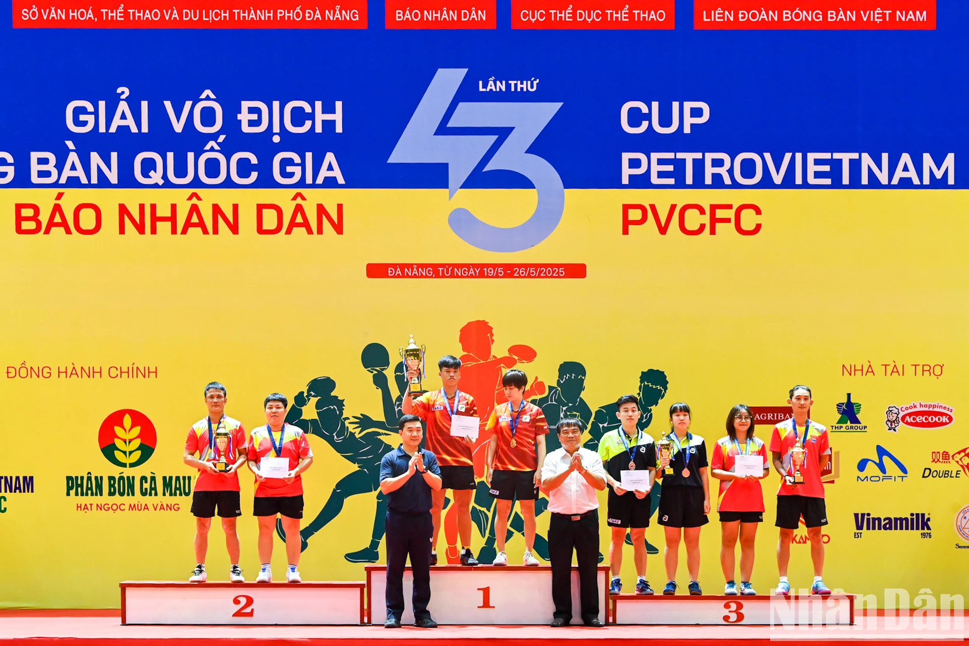 组委会代表为混双项目获奖队伍颁发奖牌和奖杯。