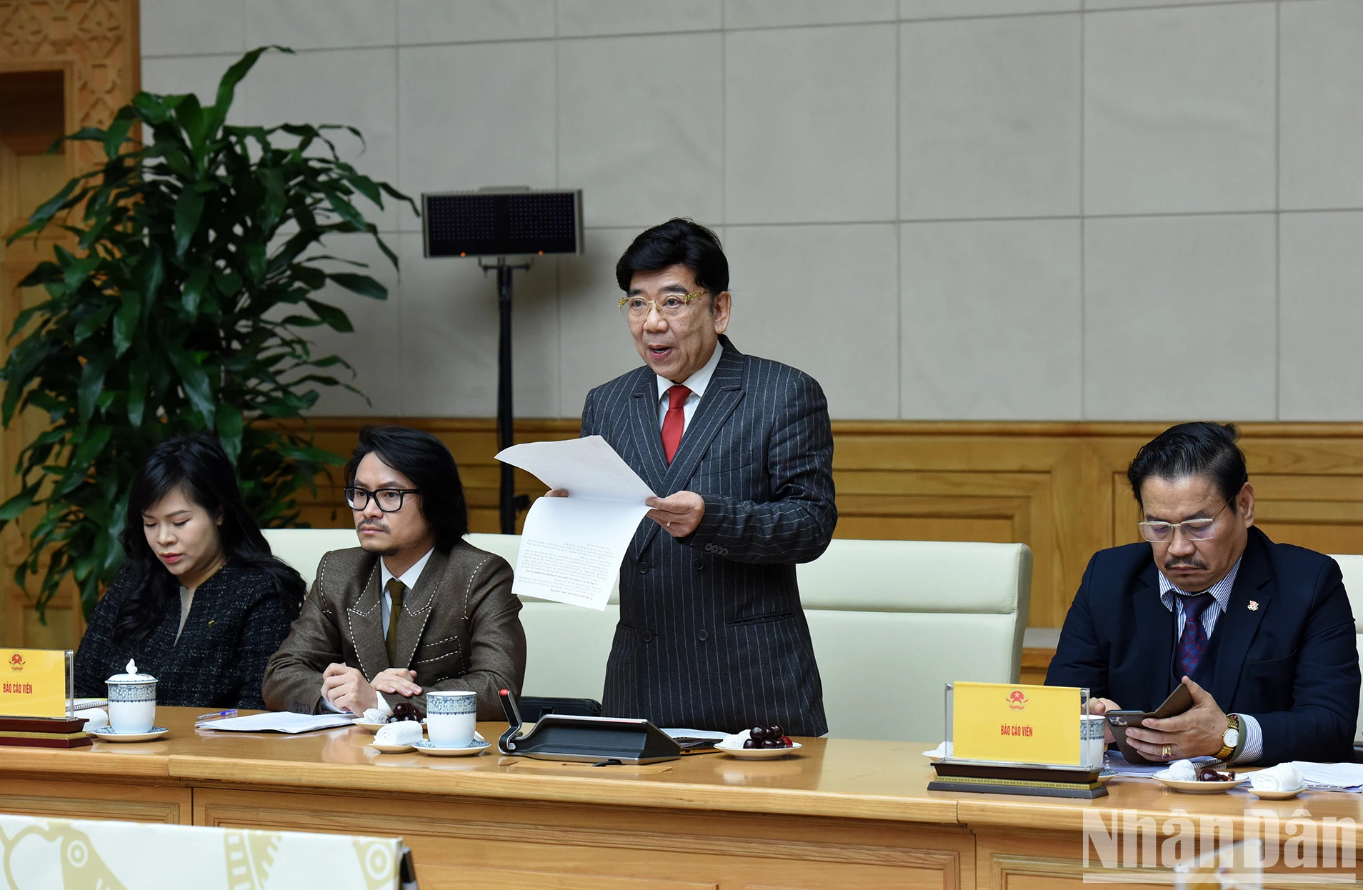 与会代表发表讲话。 与会代表发表讲话。