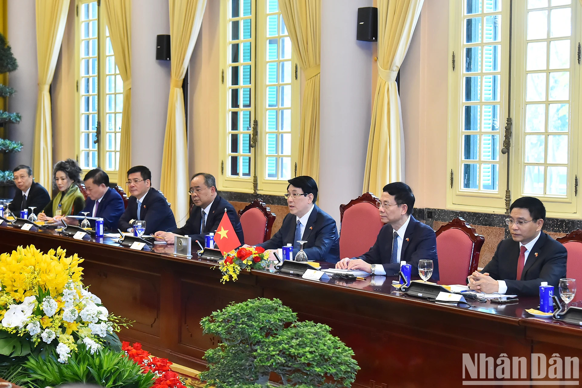 国家主席梁强和越方代表团出席会谈。 国家主席梁强和越方代表团出席会谈。