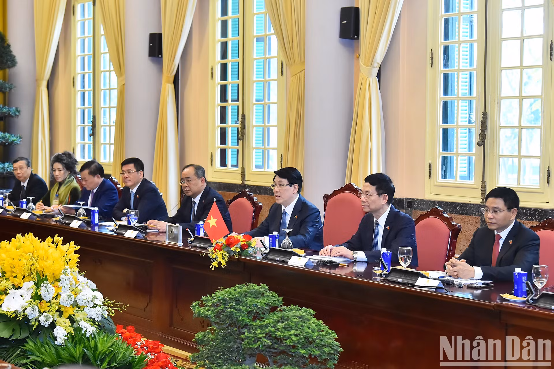 国家主席梁强和越方代表团出席会谈。 国家主席梁强和越方代表团出席会谈。