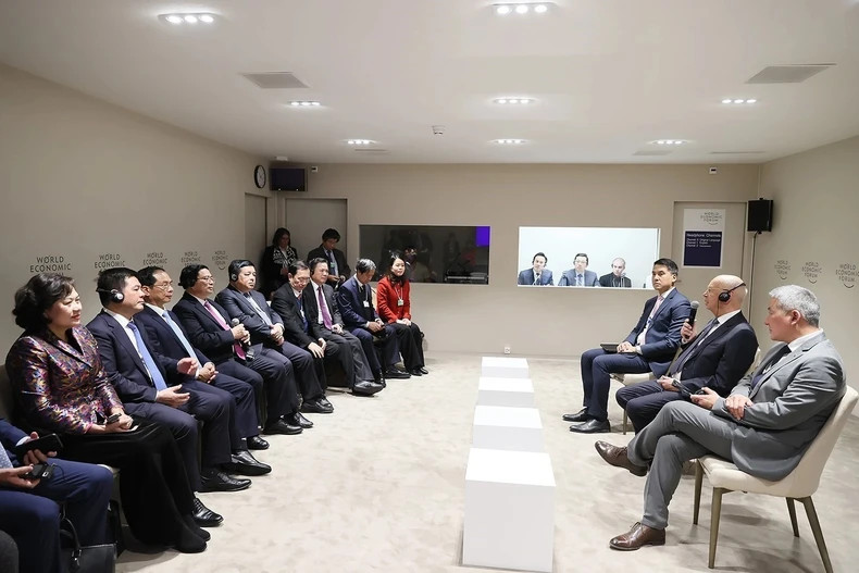 越南政府总理范明正和越南代表团成员(左)会见世界经济论坛的创始人兼执行主席克劳斯·施瓦布教授。 越南政府总理范明正和越南代表团成员(左)会见世界经济论坛的创始人兼执行主席克劳斯·施瓦布教授。