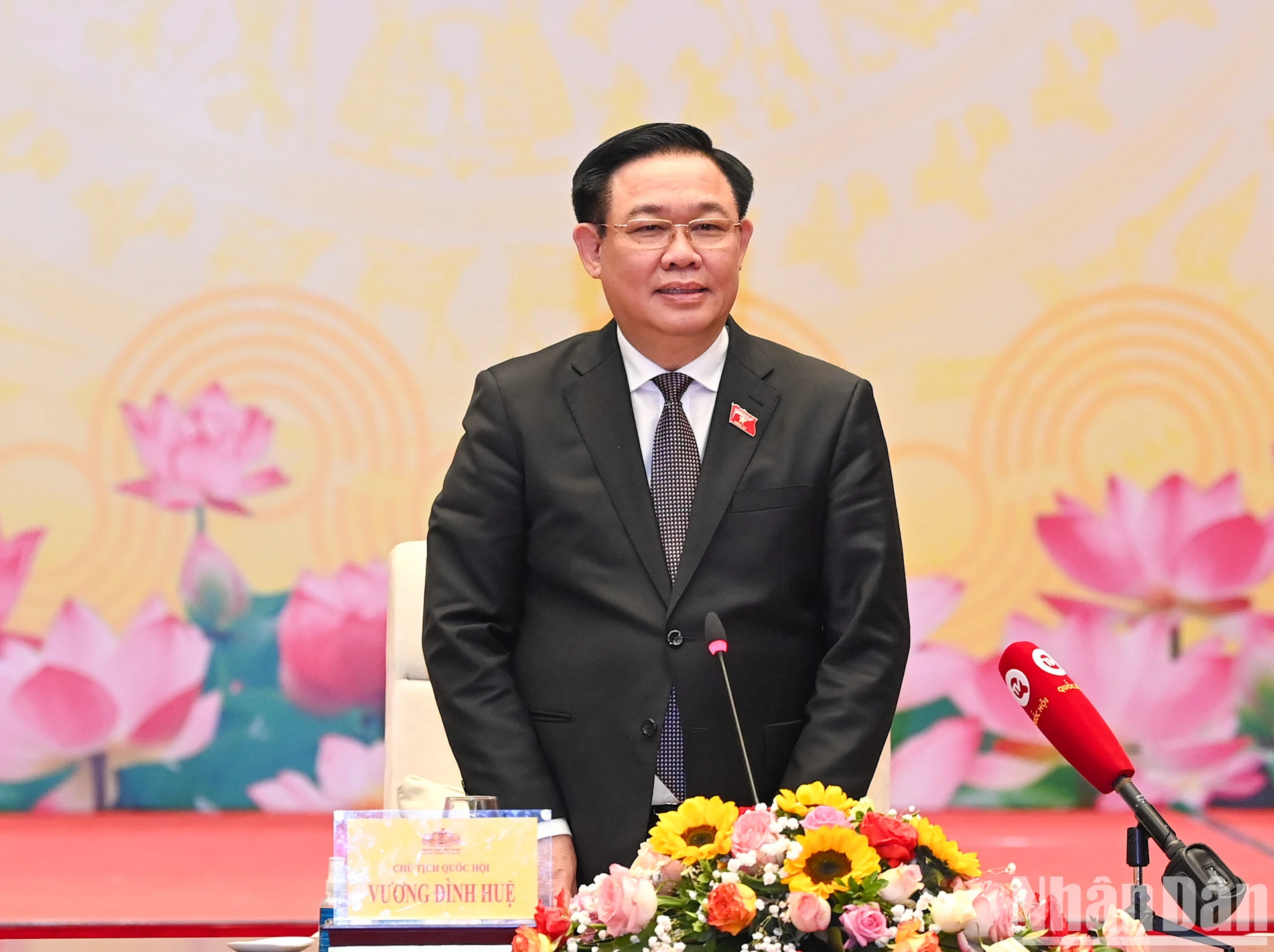 国会主席王廷惠在会上发表讲话。