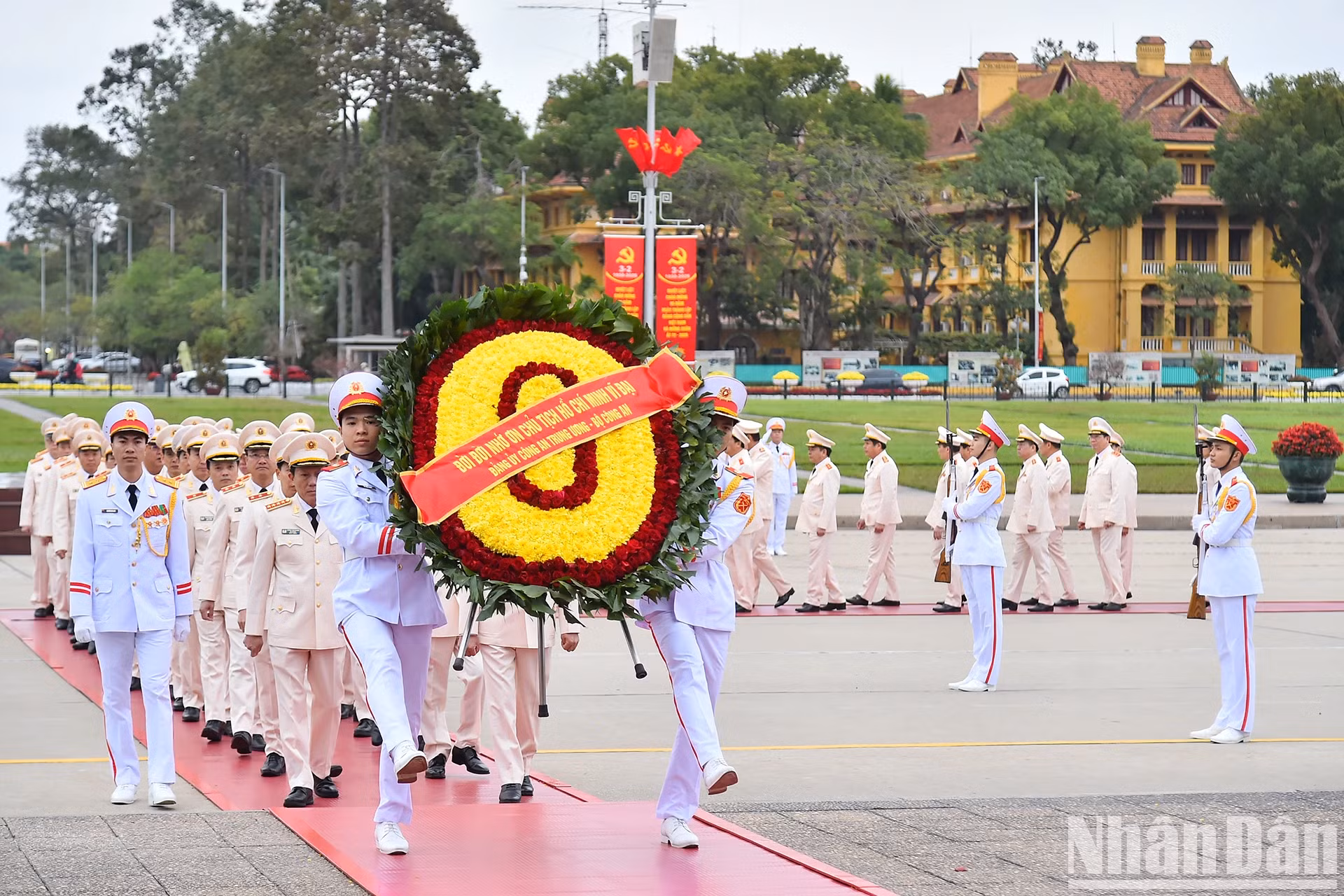 中央公安党委、公安部代表团入陵瞻仰胡志明主席遗容。 中央公安党委、公安部代表团入陵瞻仰胡志明主席遗容。