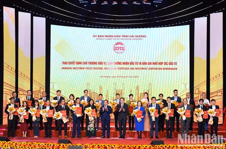 海阳省委书记陈德胜和省人民委员会主席赵世雄及投资商。 海阳省委书记陈德胜和省人民委员会主席赵世雄及投资商。