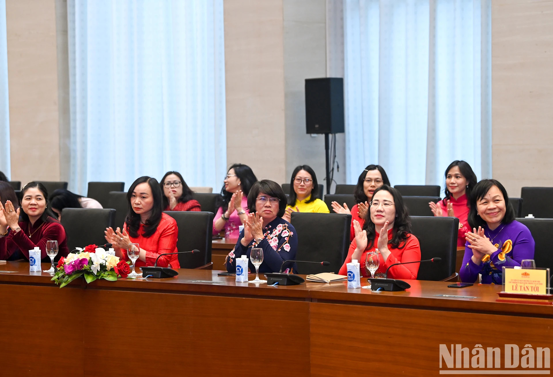 与会的中央专职女性国会代表。