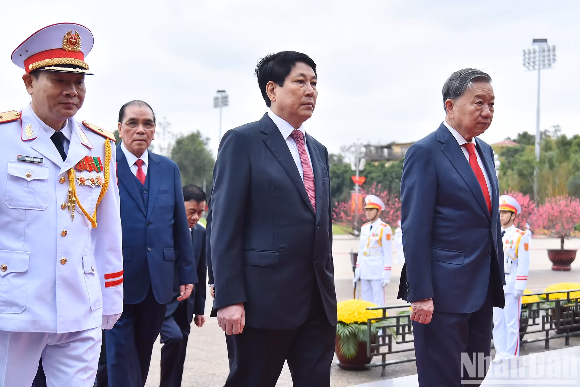 越共中央总书记苏林，前越共中央总书记农德孟，国家主席梁强率团入陵瞻仰胡志明主席遗容。
