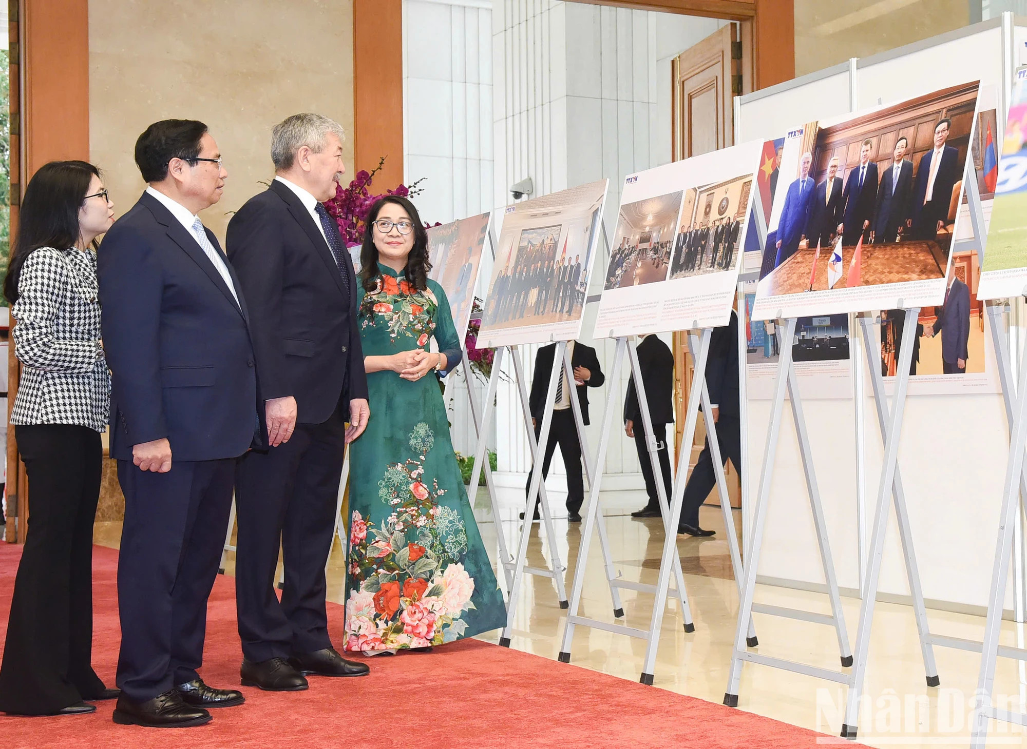 越南政府总理范明正与吉尔吉斯斯坦总理阿德尔别克·卡西马利耶夫参观有关两国合作的图片。 越南政府总理范明正与吉尔吉斯斯坦总理阿德尔别克·卡西马利耶夫参观有关两国合作的图片。