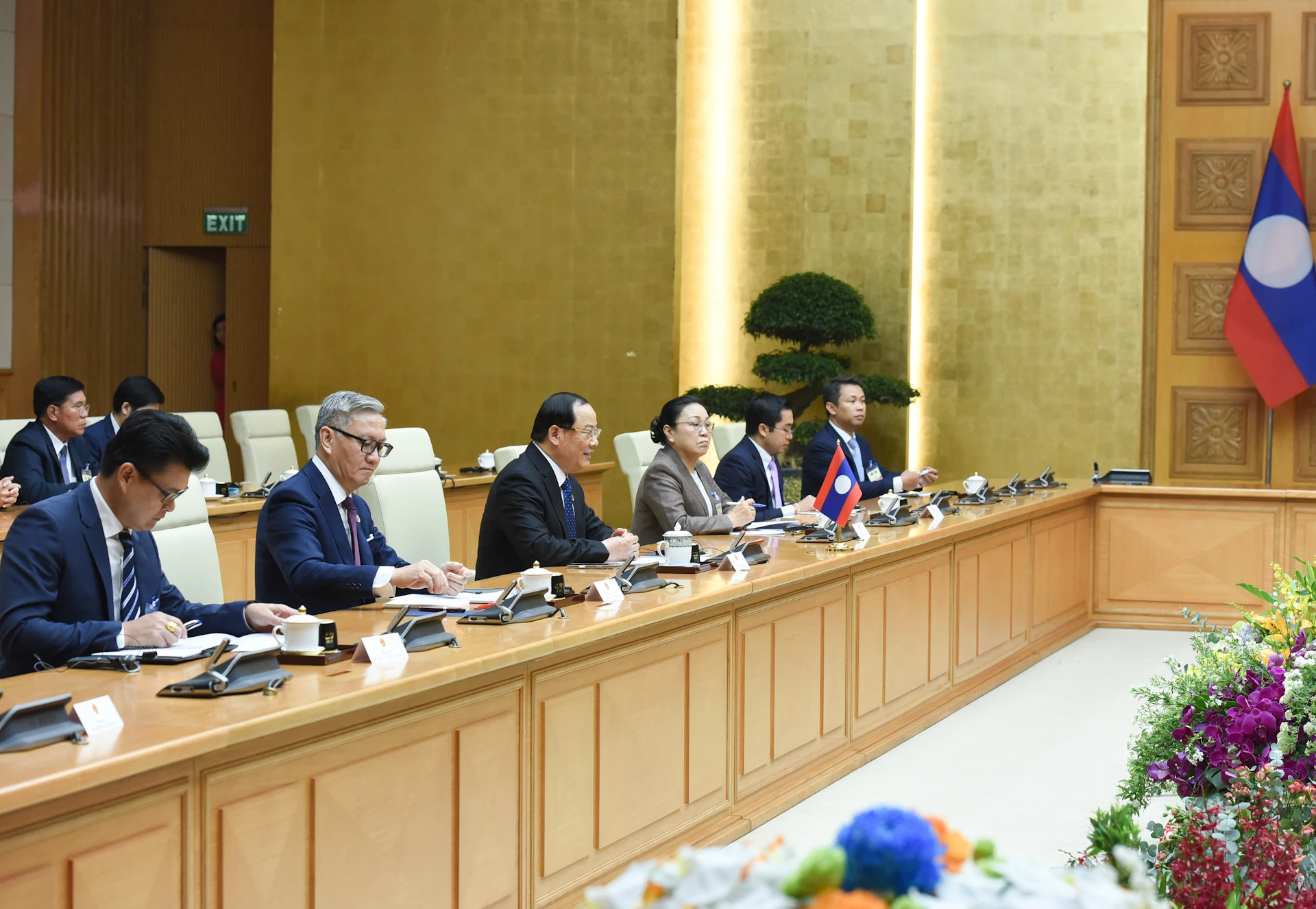 老挝总理宋赛·西潘敦和老挝政府成员参加会谈。