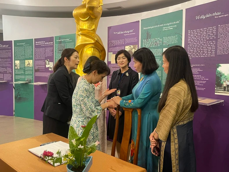 石破佳子女士在参观越南妇女博物馆后对越南妇女所作出的贡献及牺牲表示钦佩。 石破佳子女士在参观越南妇女博物馆后对越南妇女所作出的贡献及牺牲表示钦佩。