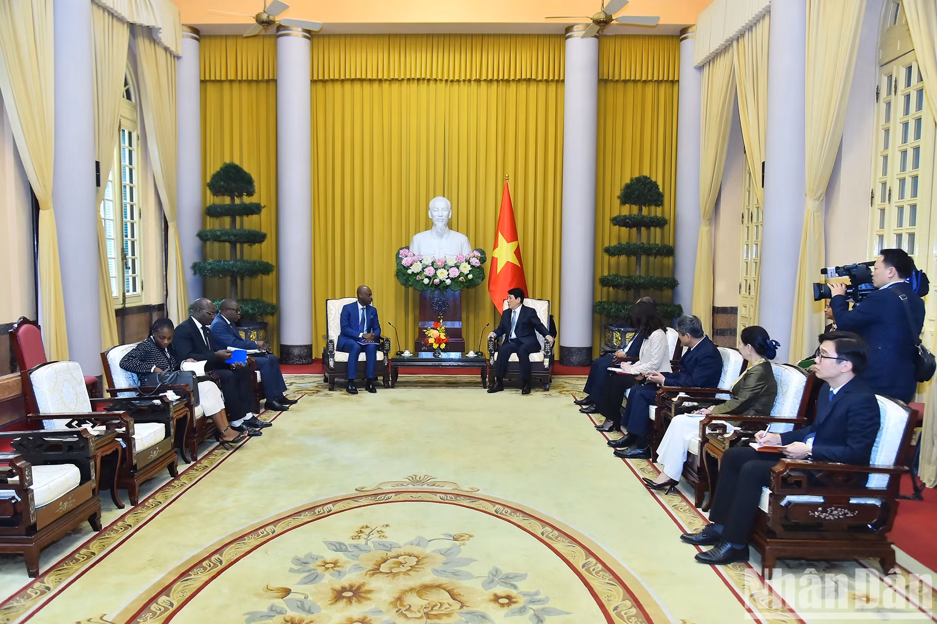 越南国家主席梁强会见多哥外长罗贝尔·迪塞。