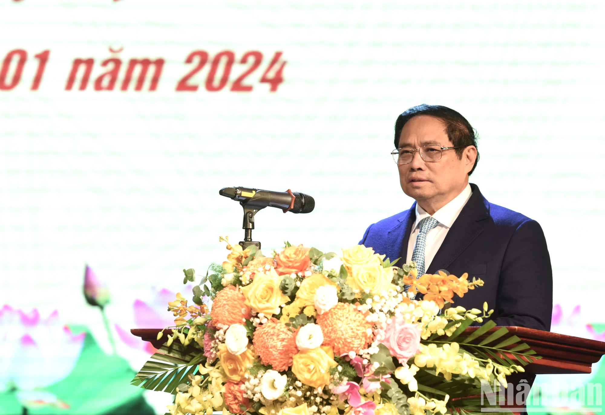 越南政府总理范明正向军队艺术文化大学干部、师生和战士致以新春祝福。 越南政府总理范明正向军队艺术文化大学干部、师生和战士致以新春祝福。