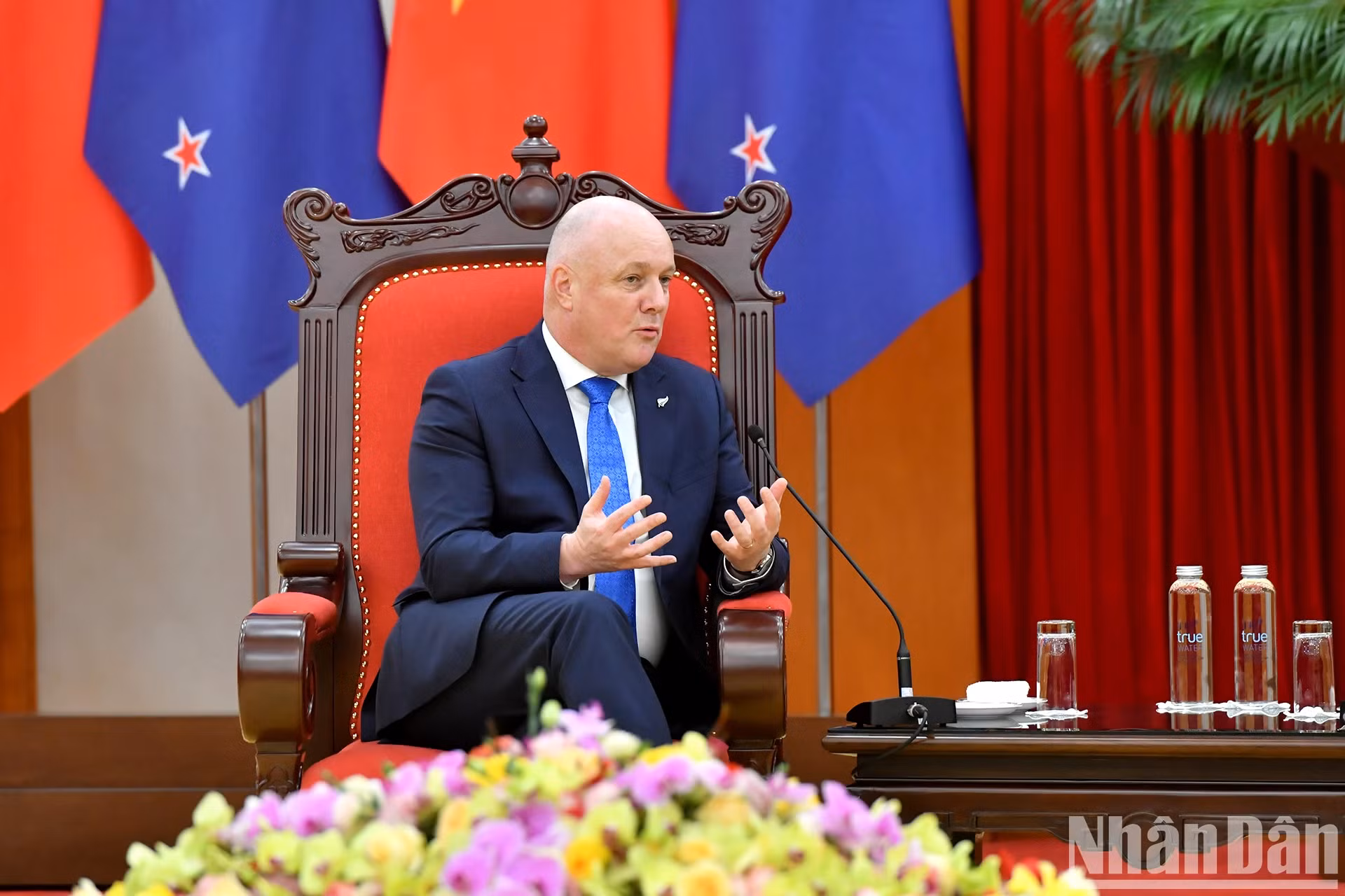 新西兰总理卢克森在会见时发表讲话。