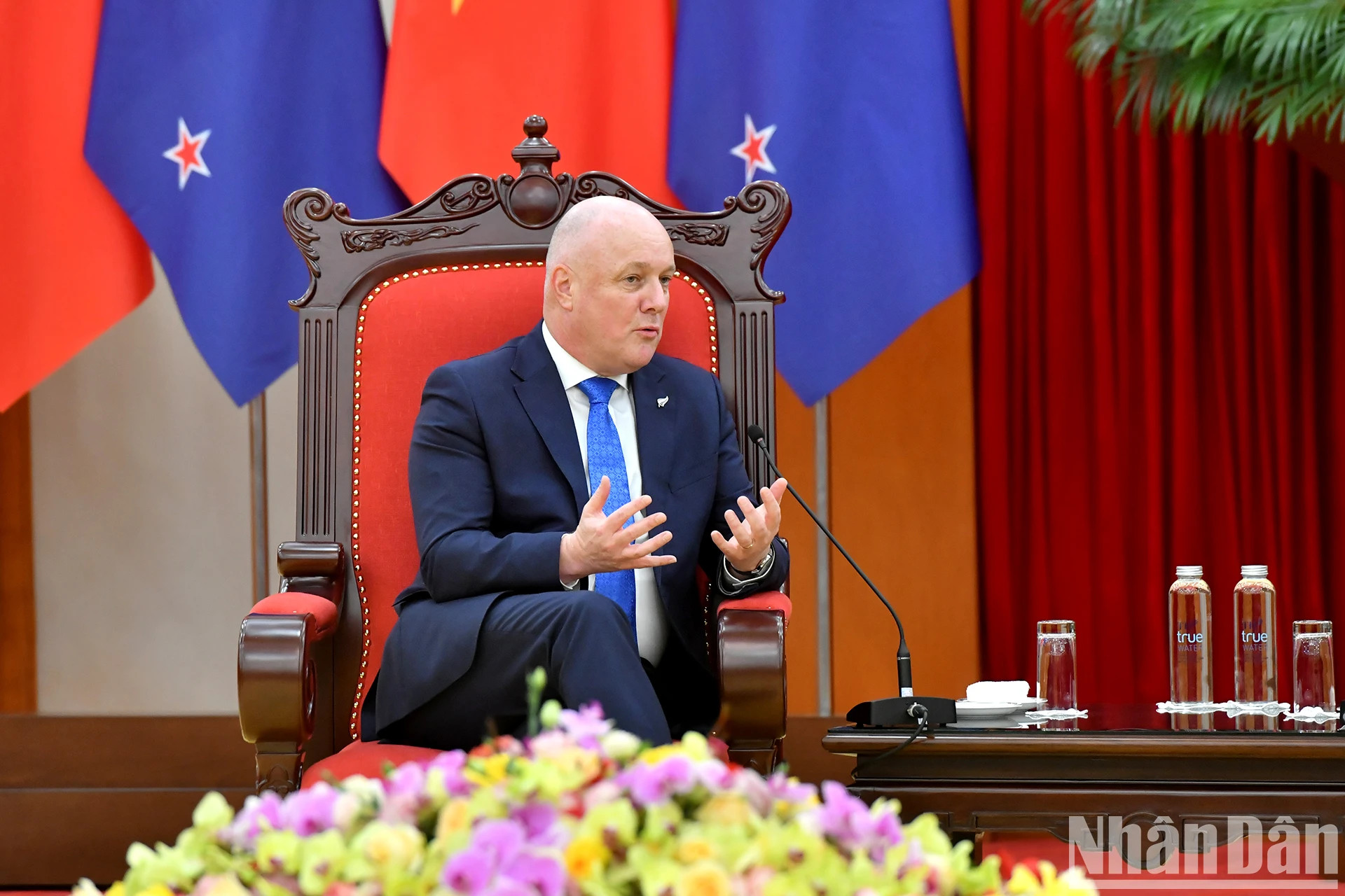 新西兰总理卢克森在会见时发表讲话。