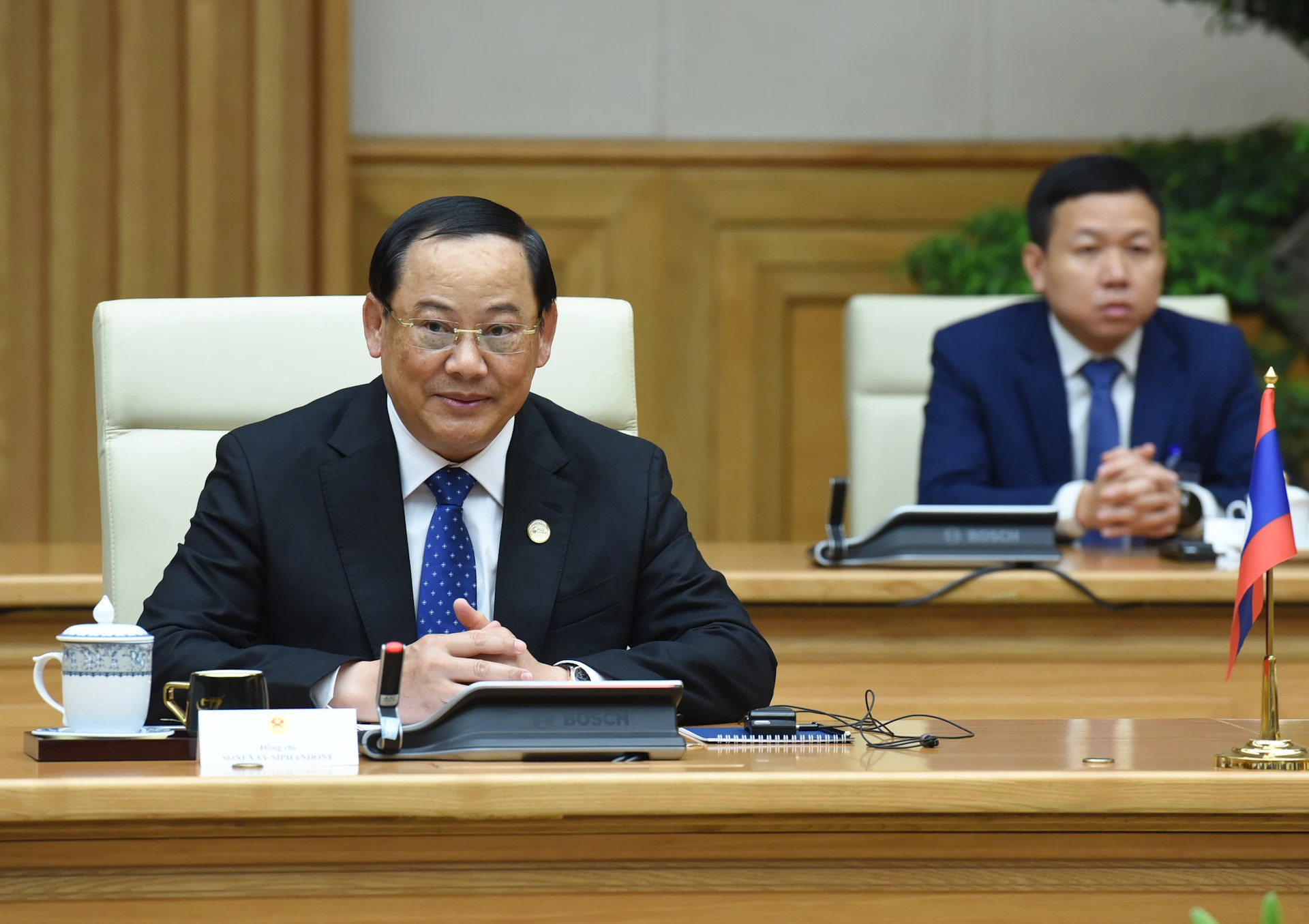 老挝政府总理宋赛·西潘敦在会谈中发表讲话。