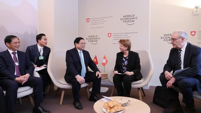 越南政府总理范明正会见瑞士总薇奥拉·统阿姆赫德。（图片来源：越通社）