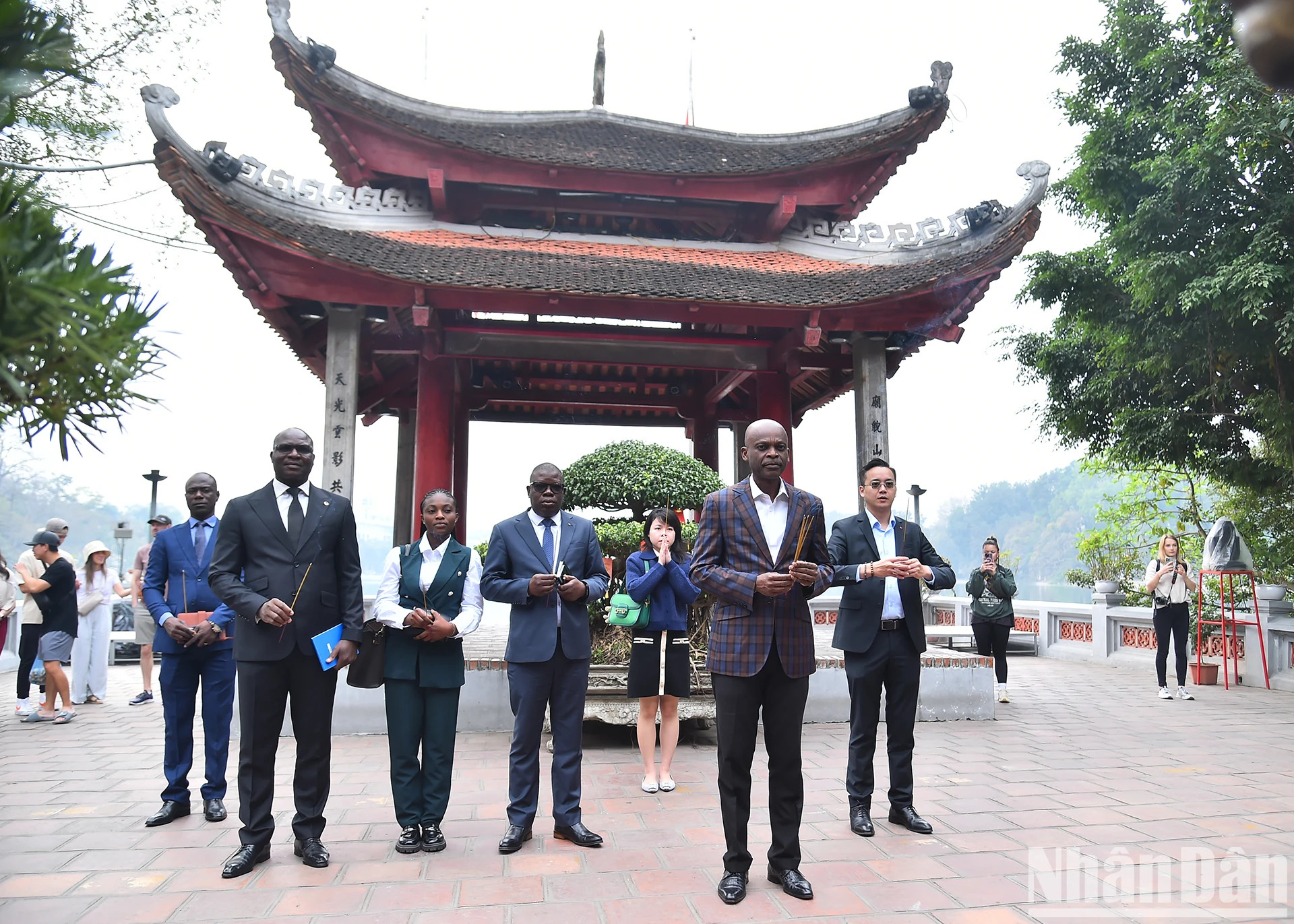 多哥外交部长罗贝尔·迪塞一行在玉山祠上香。