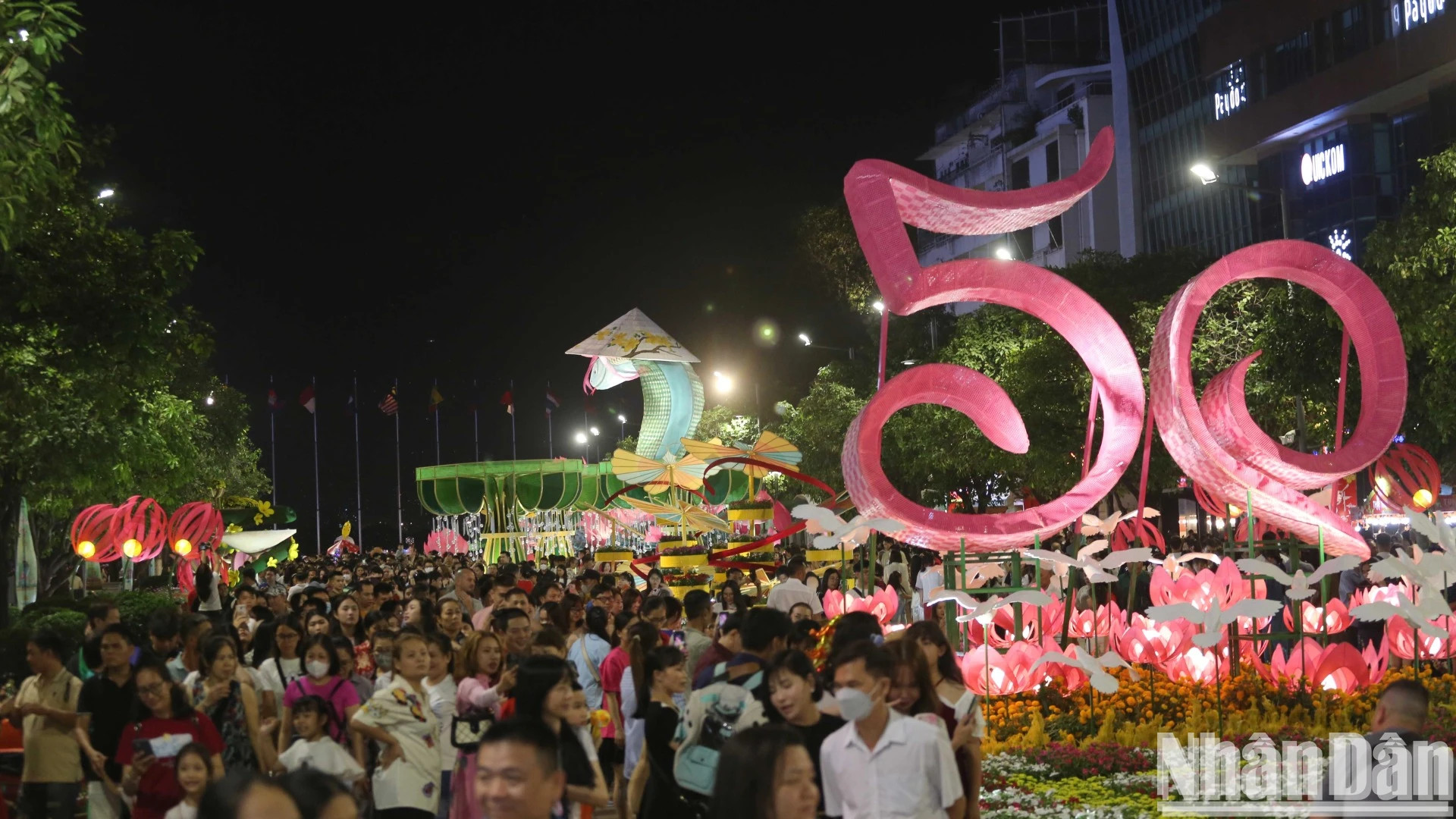 众多民众与蛇吉祥物拍照。