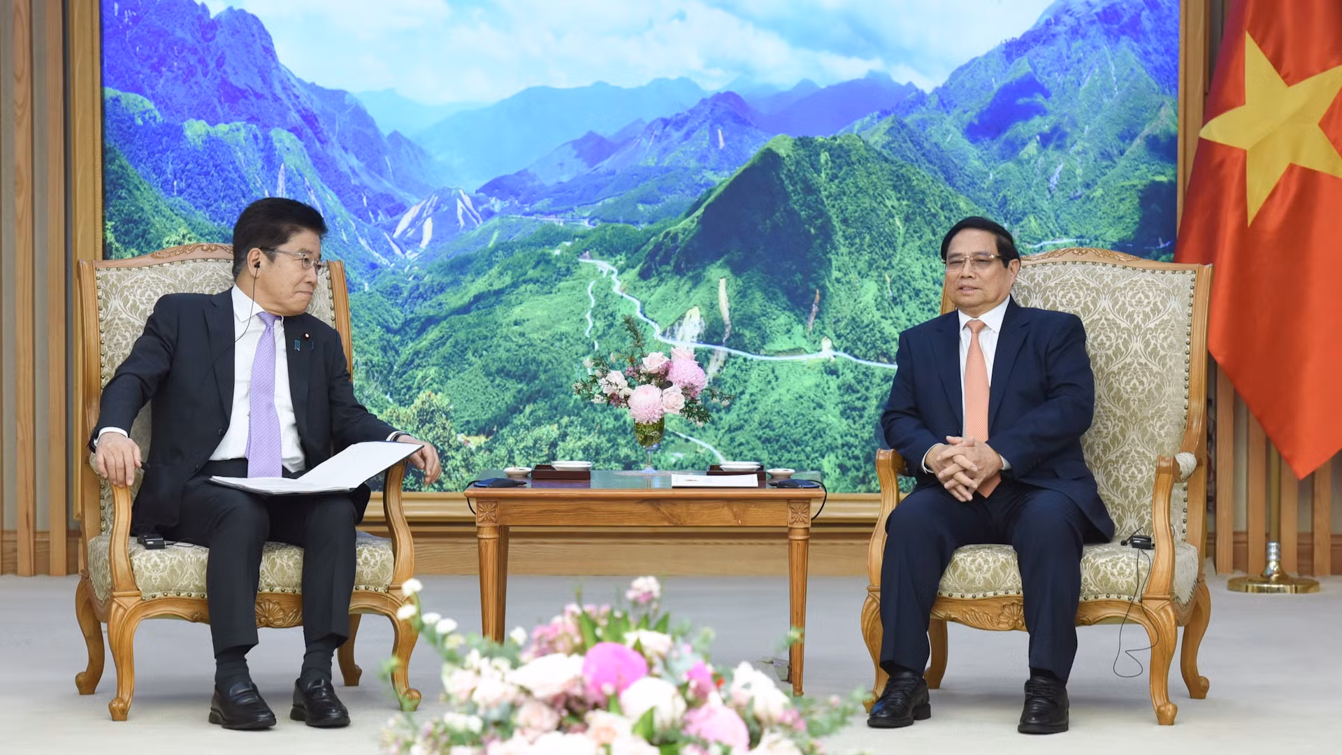 越南政府总理范明正会见日本财务大臣加藤胜信。